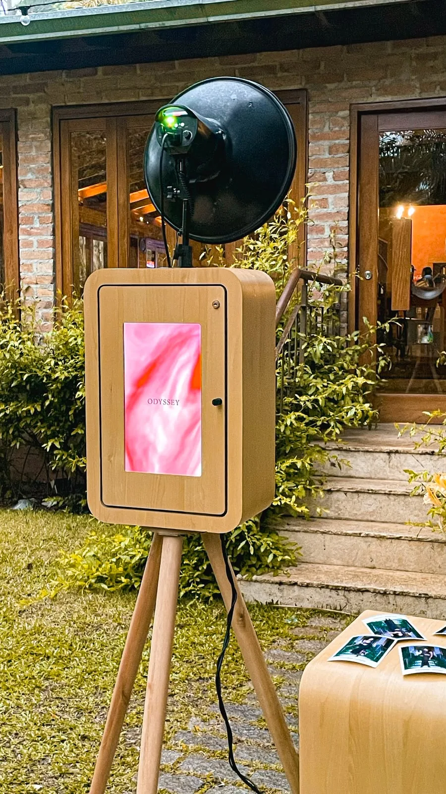 Totem fotográfico com tela e módulo de impressão de fotos